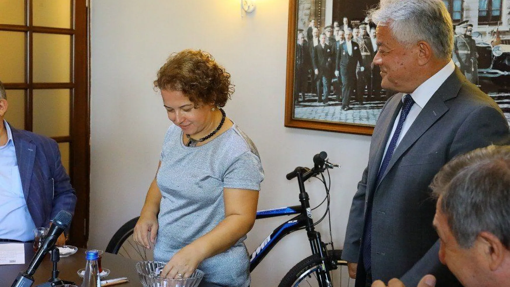 Belediye meclisinde bisiklet çekilişi yapıldı