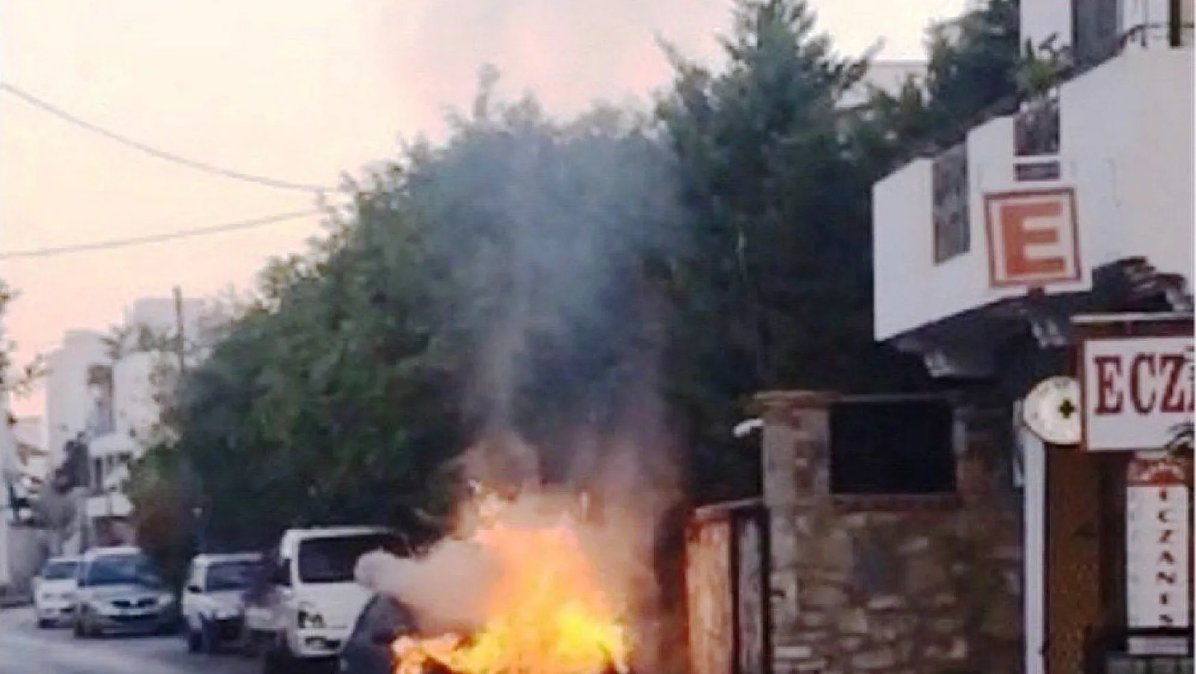Bodrum'da park halindeki otomobil alev alev yandı
