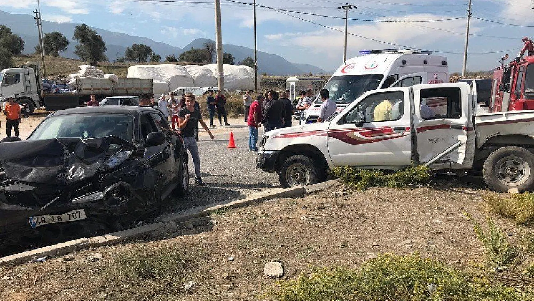 Milas'ta otomobil ile kamyonet çarpıştı 2 yaralı