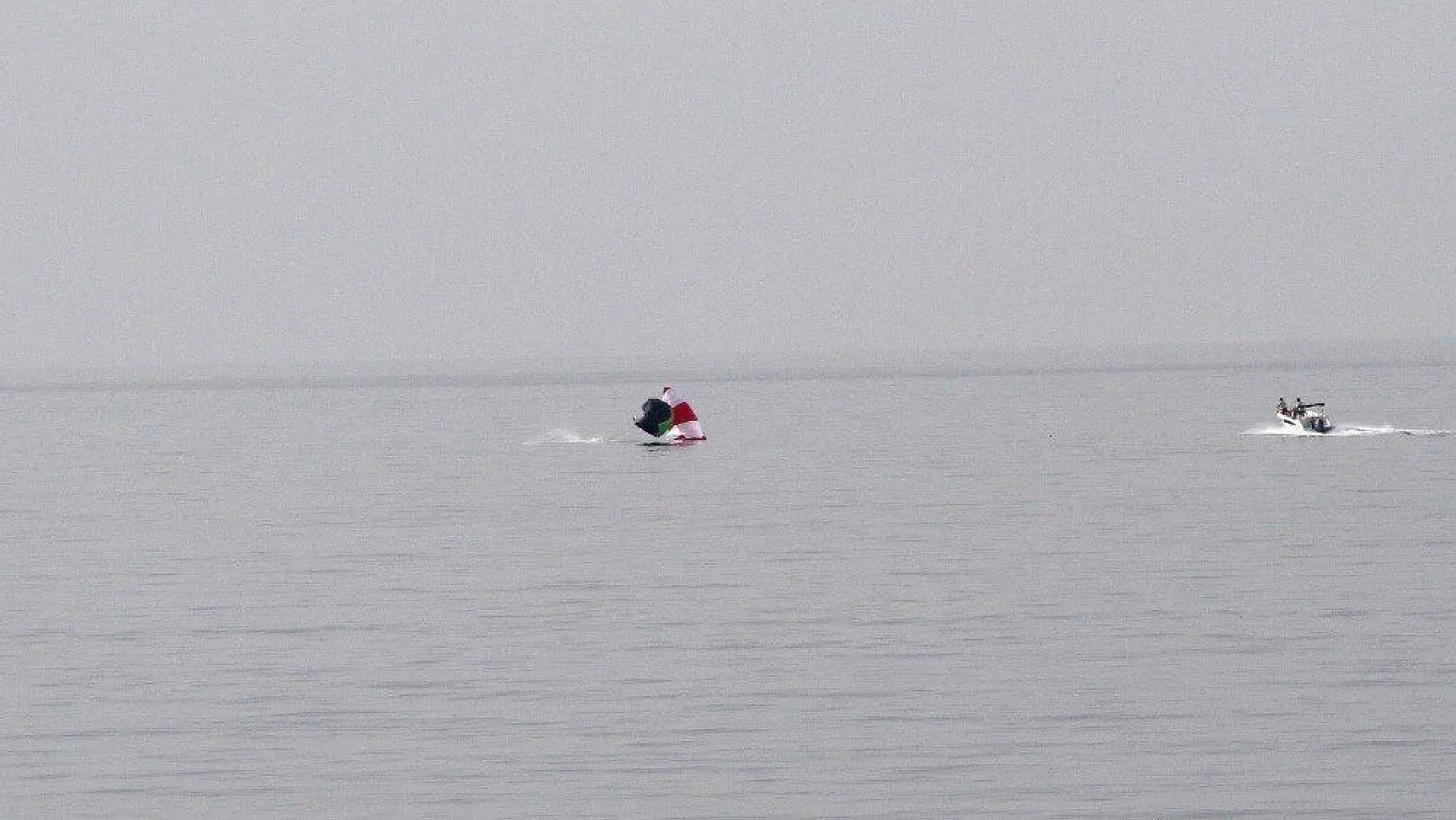 Fethiye'de yamaç paraşütü pilotu denize indi