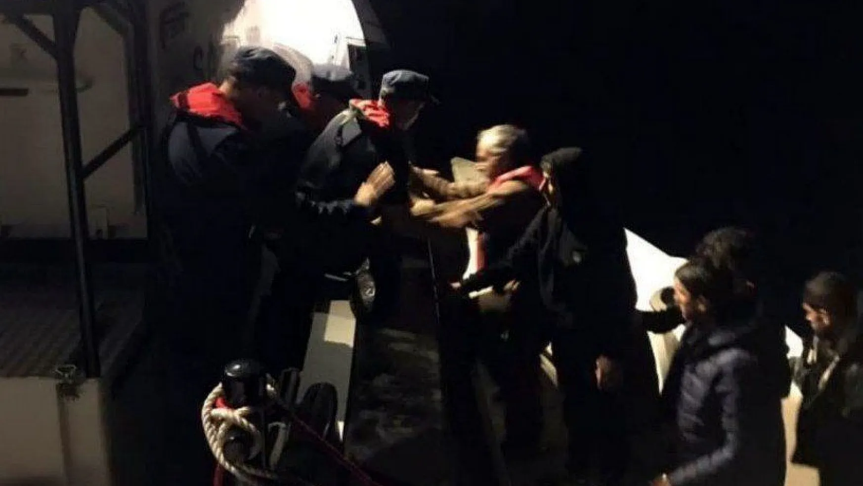 Tekneleri arızalanan kaçak göçmenler kendilerini sahil güvenlik ekiplerine ihbar etti