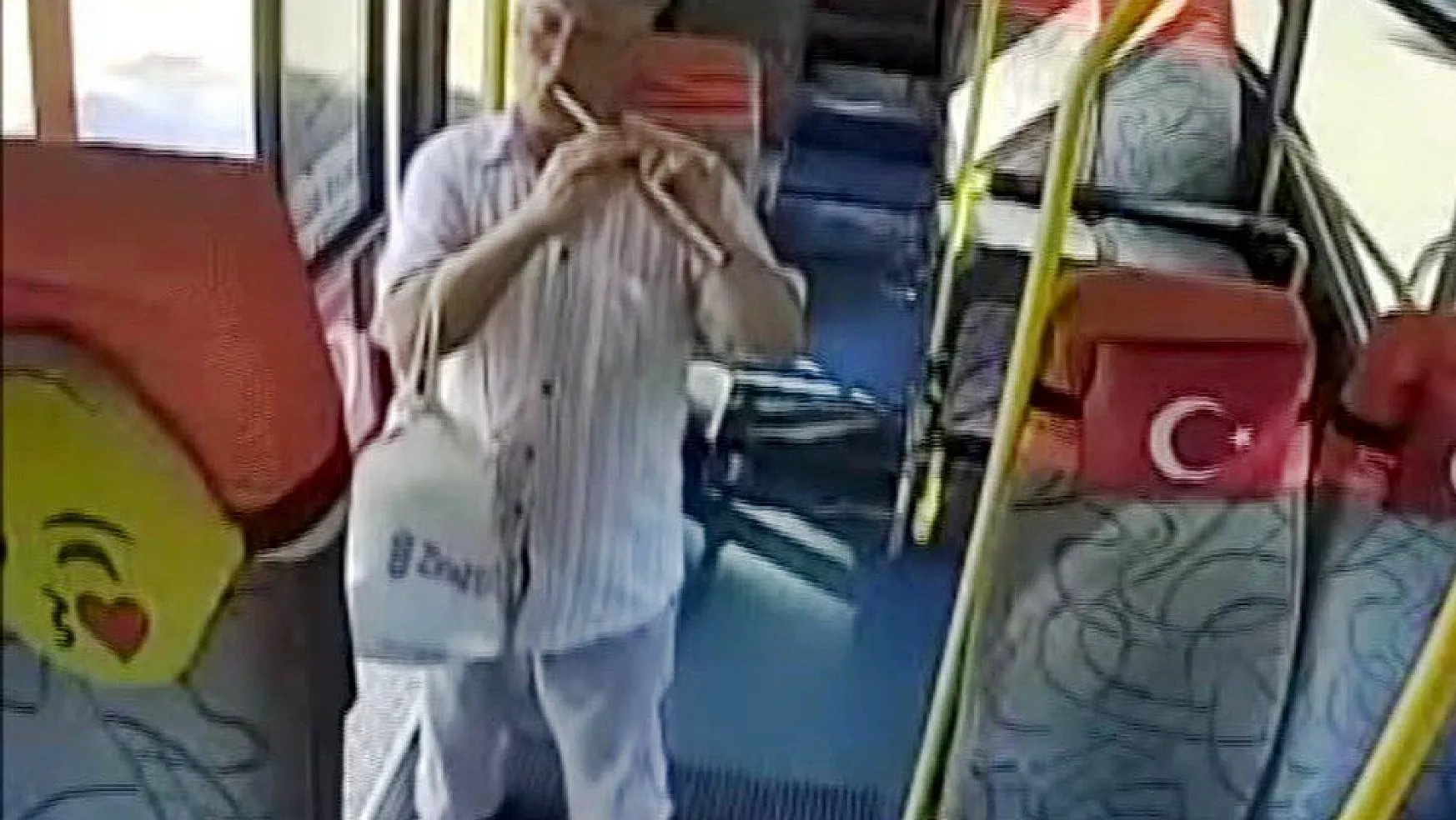 Halk otobüsünde flüt resitali şoförü yaktı