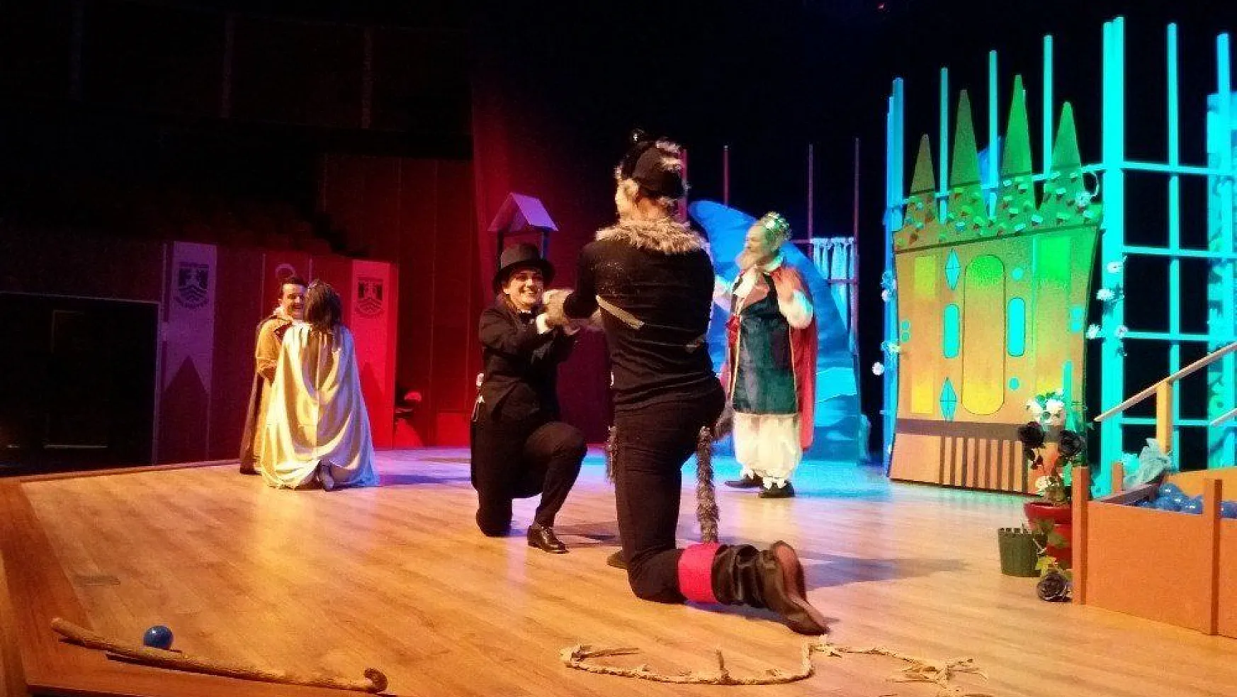 Bodrum Şehir Tiyatrosu'nun ilk çocuk oyunu Çizmeli Kedi sahnede