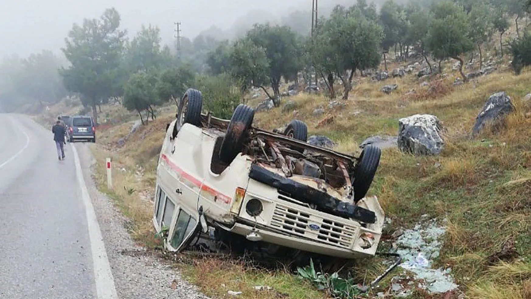 Milas'ta minibüs devrildi: 2 yaralı