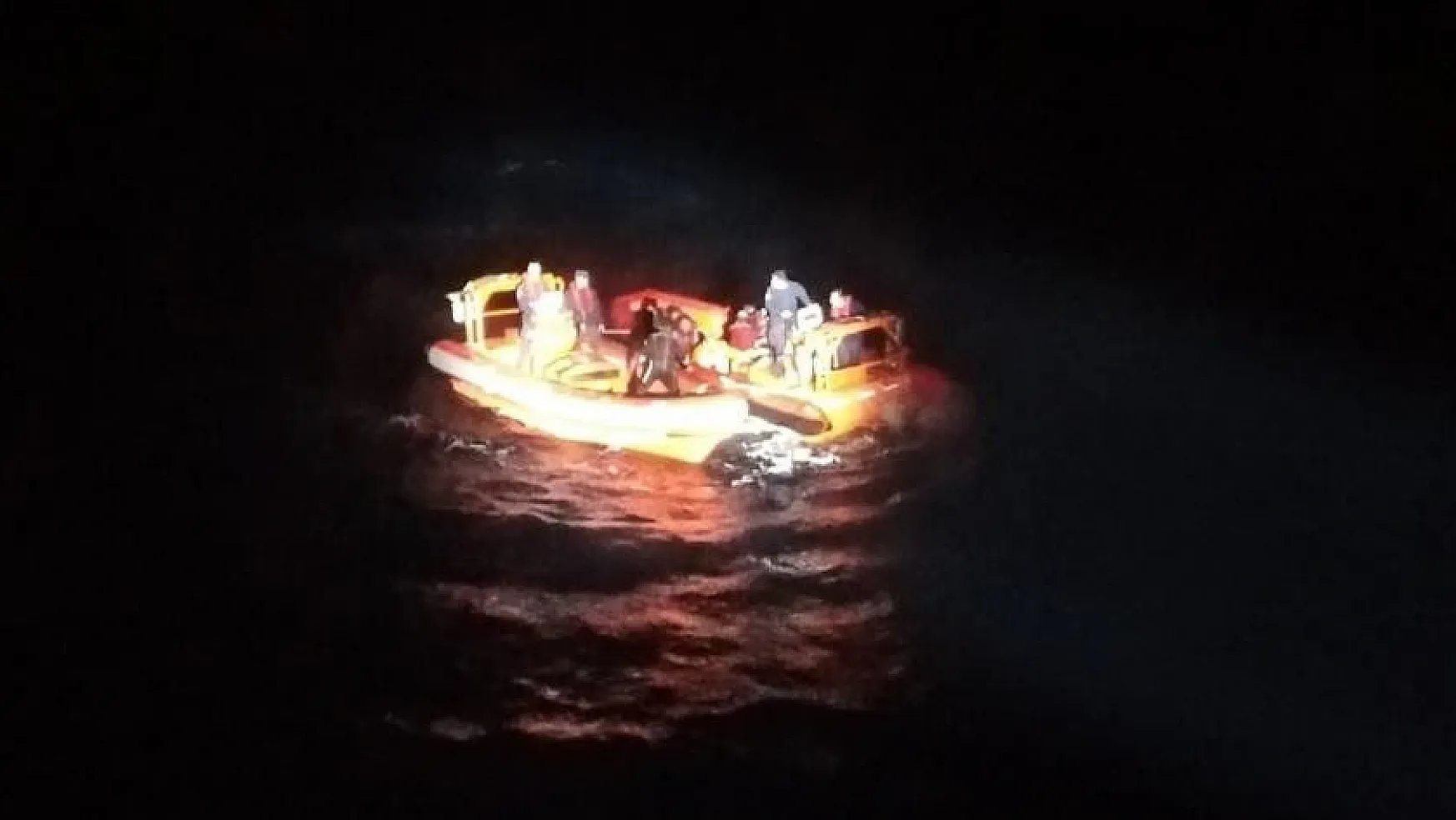 Mülteci teknesi battı: 1 ölü