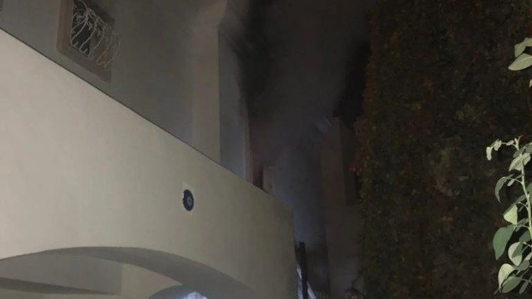 Ütüden çıkan yangında 2 kişi dumandan etkilendi