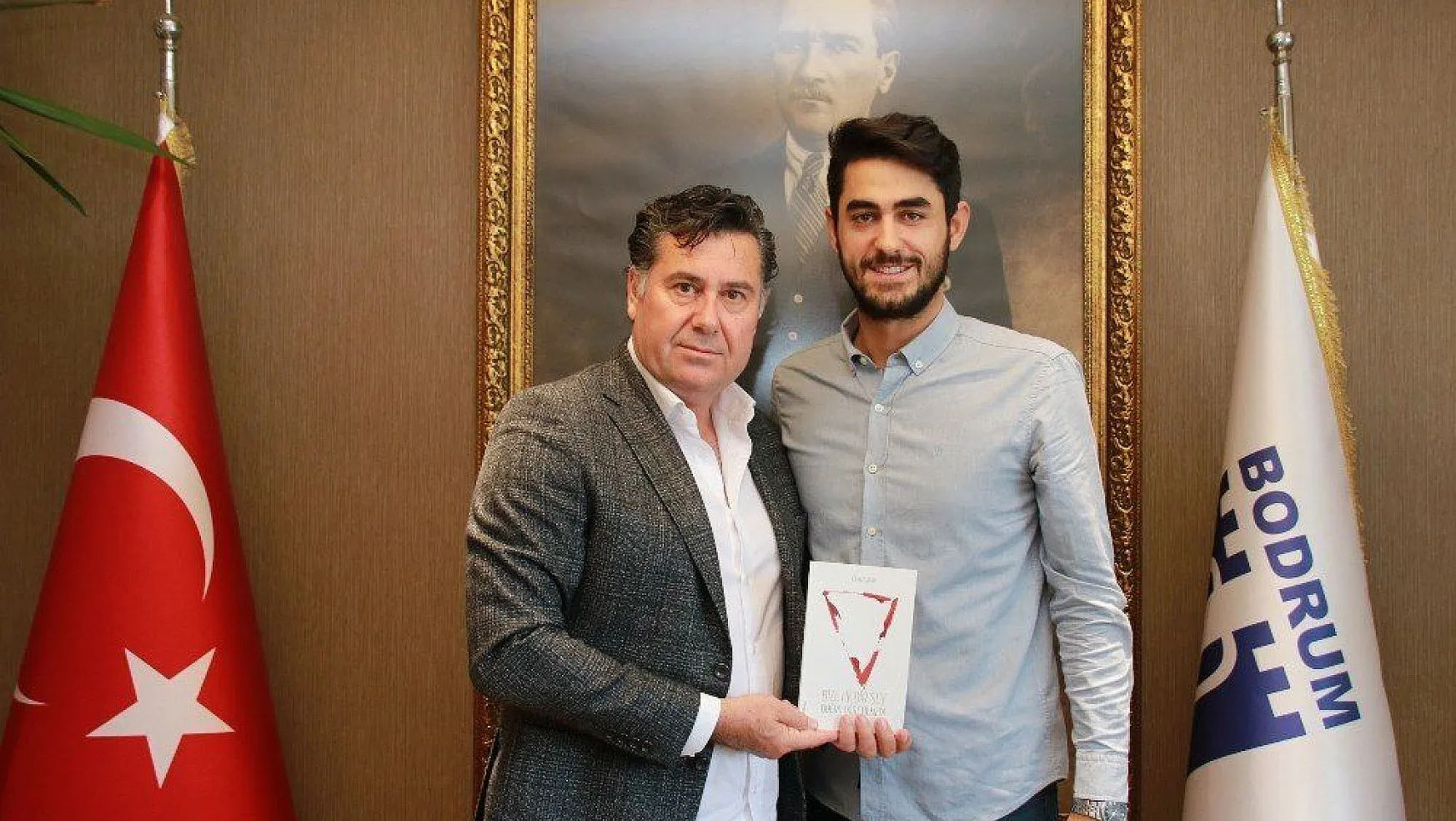 Genç yazar ilk kitabını Başkan Kocadon'a sundu