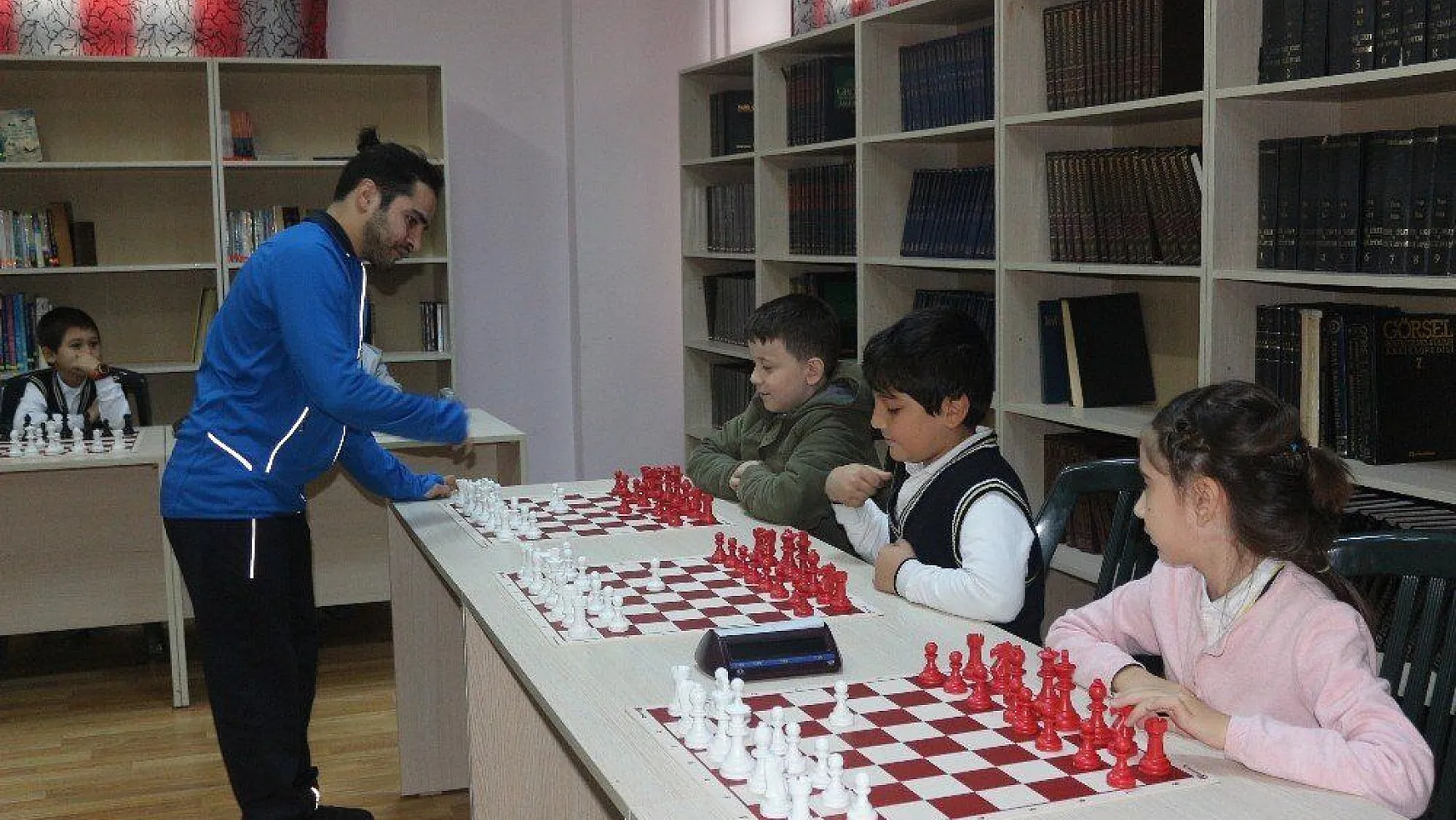 Engelli sporcu aynı anda 15 öğrenciyle satranç oynadı