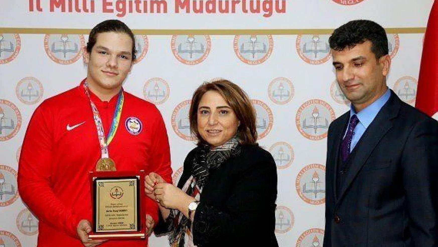 Dünya şampiyonu öğrenci Muğla'da ödüllendirildi