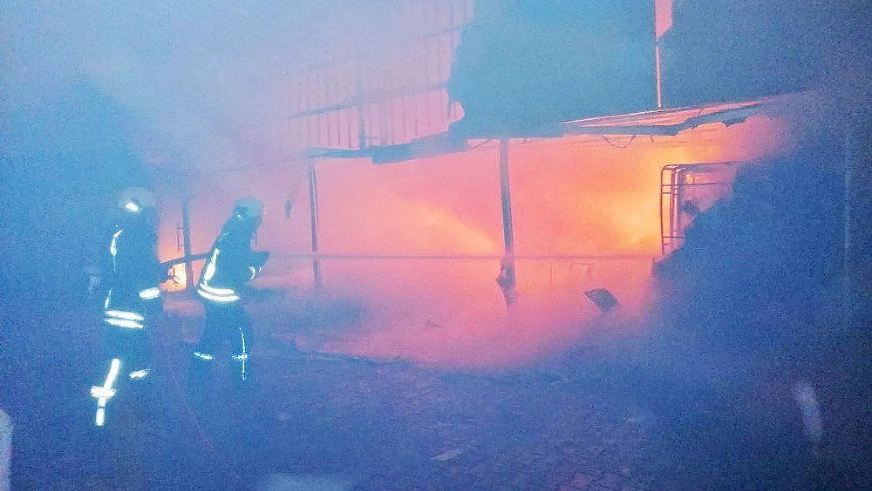 Fethiye'de mobilya deposunda korkutan yangın