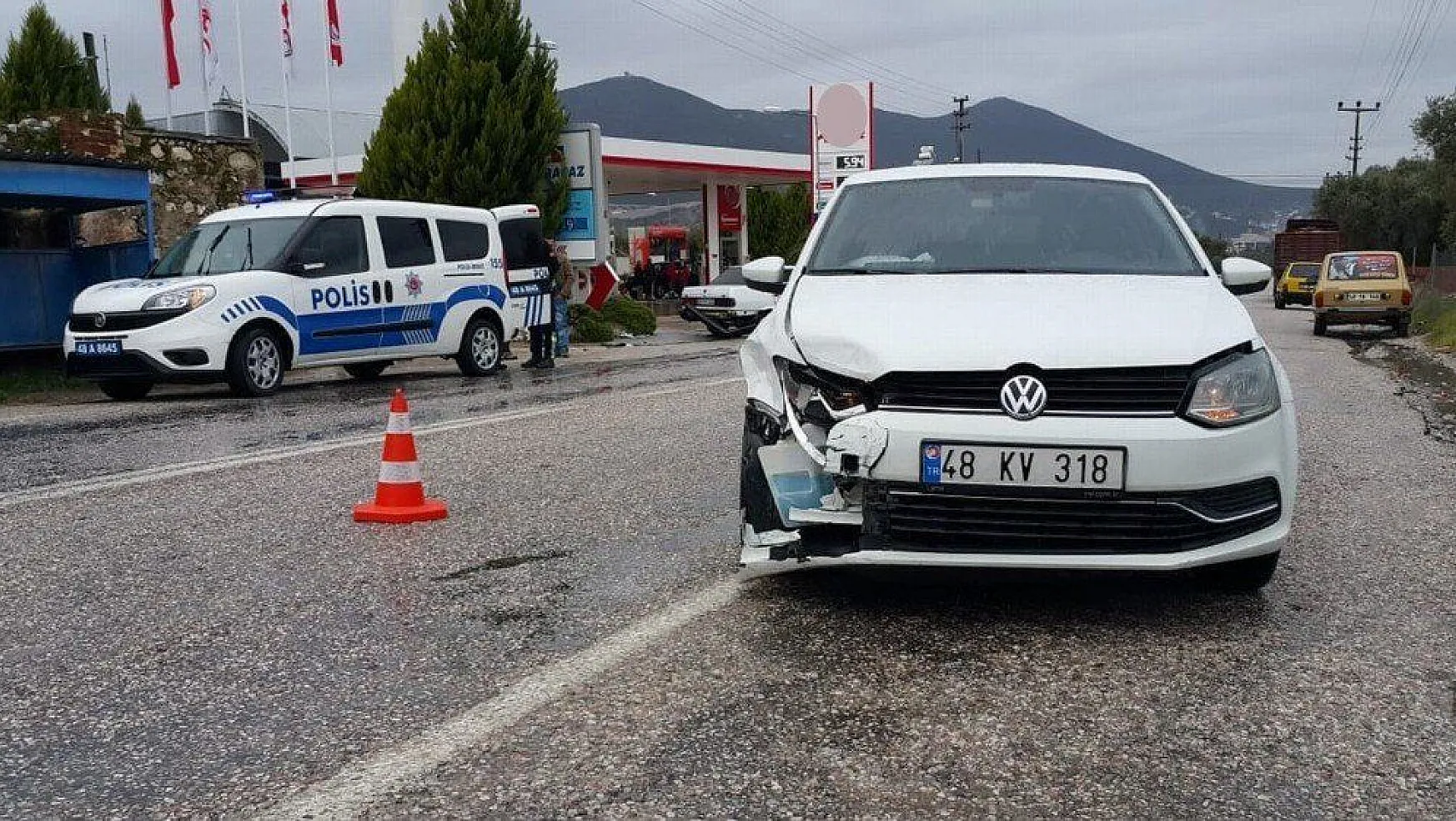 Milas'ta iki otomobil çarpıştı 1 yaralı