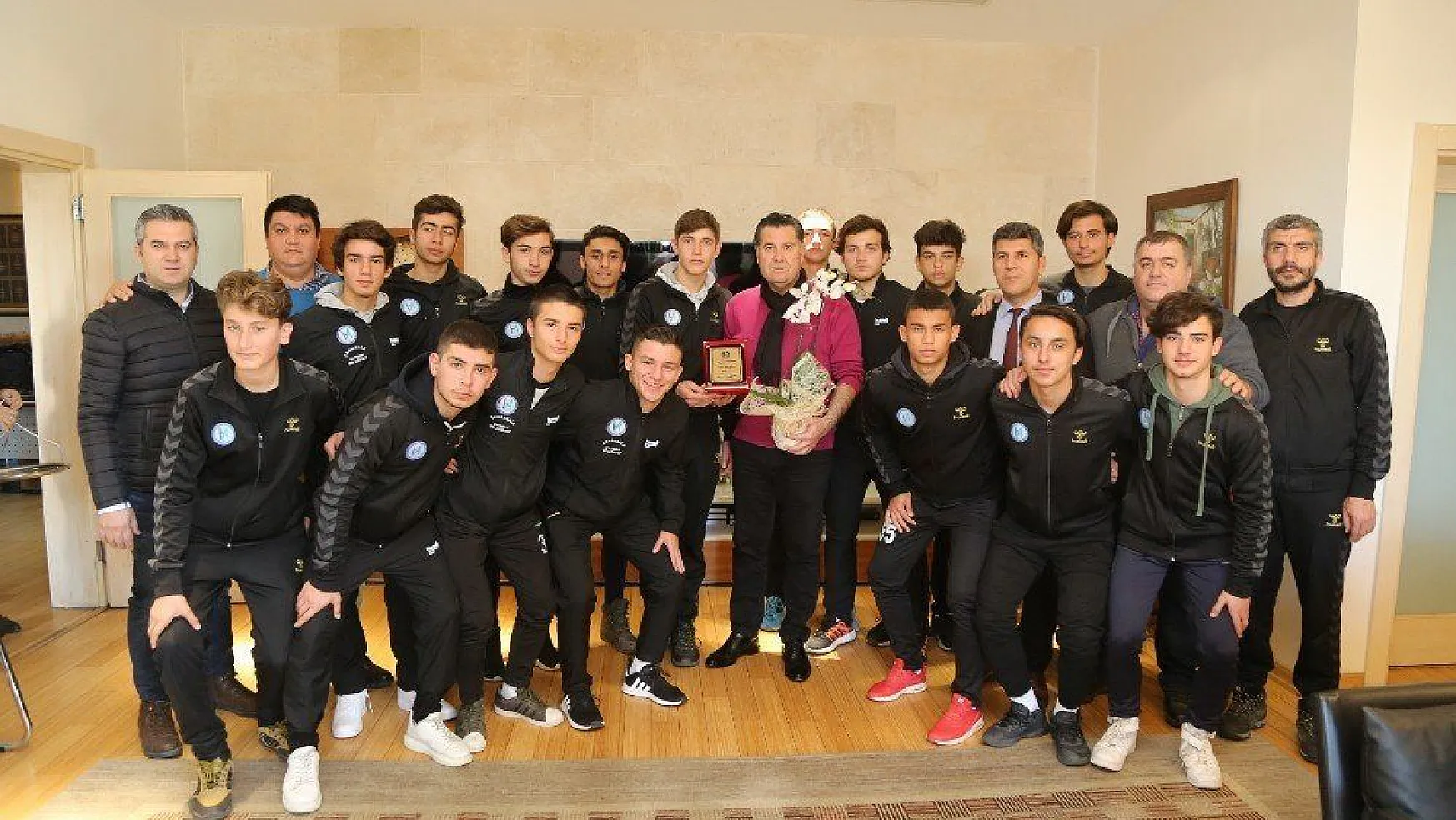 Liseli futbolculardan Başkan Kocadon'a ziyaret