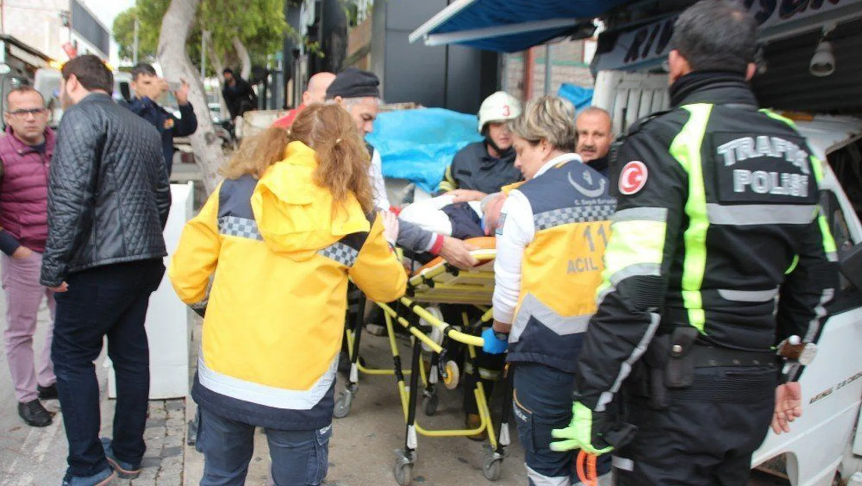 Bodrum'da kamyonet hediyelik eşya dükkanına daldı: 1 yaralı