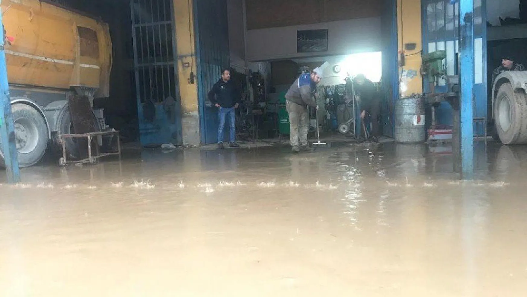 Milas'ta yağış hayatı olumsuz etkiledi