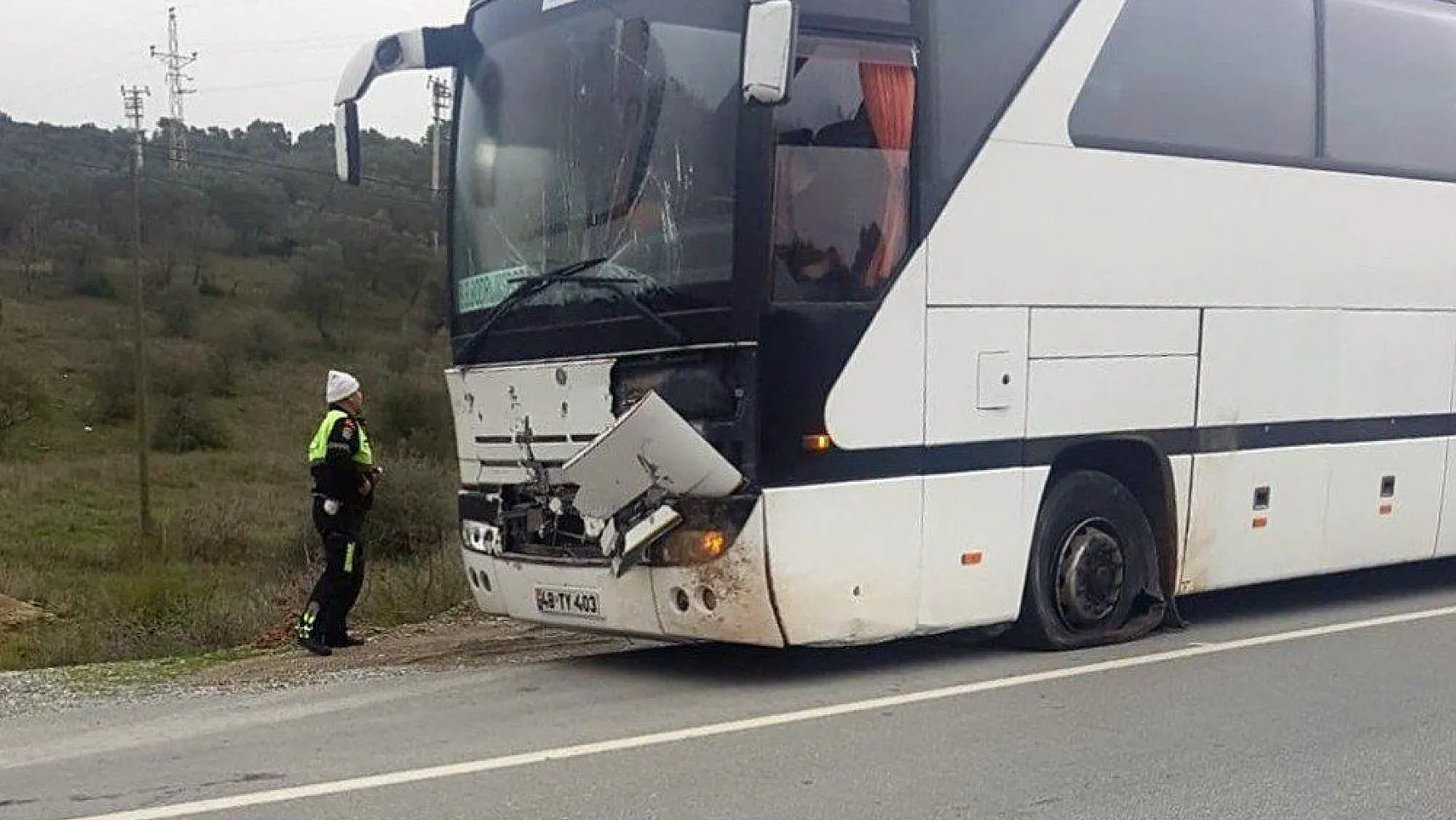Milas'ta futbolcuları taşıyan otobüs kaza yaptı 2 yaralı