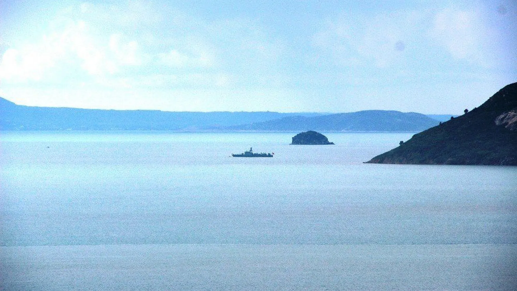 2 savaş gemisi bir sahil güvenlik botu Kardak'ta