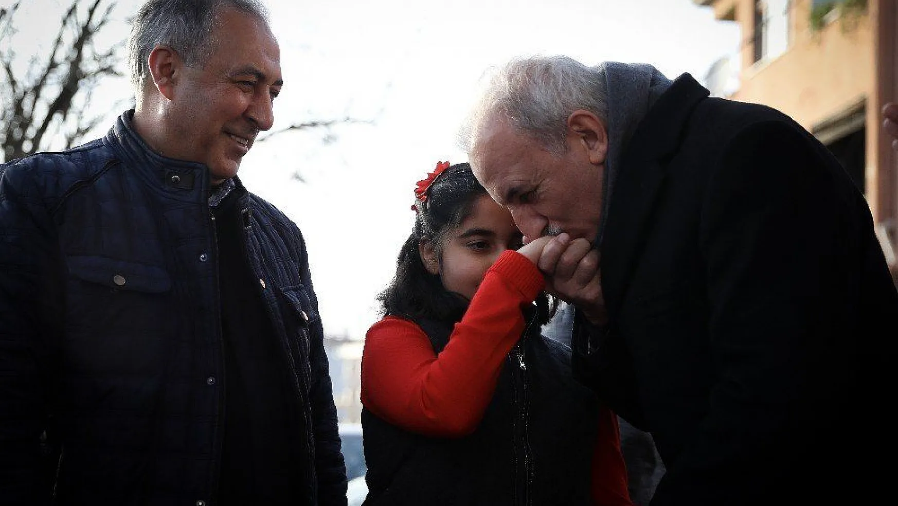 Türk bayrağı isteyen ihtiyar teyzeyi makam otomobili ile evine gönderdi