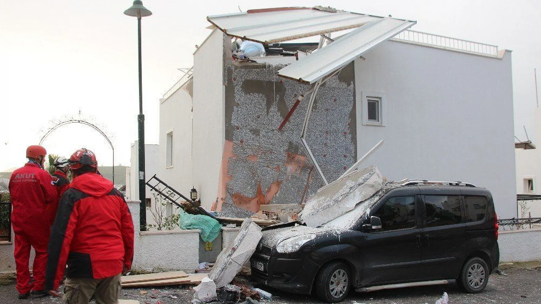 Bodrum'da korkutan patlama beton bloglar araçların üstüne uçtu