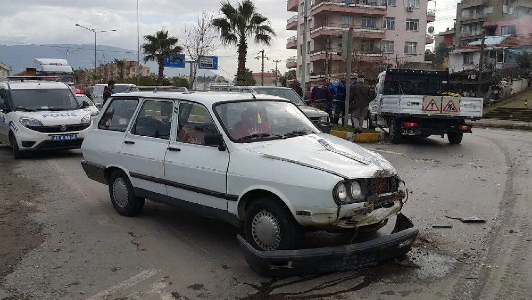 Milas'ta ışık ihlali yapan otomobil kaza yaptı 1 yaralı