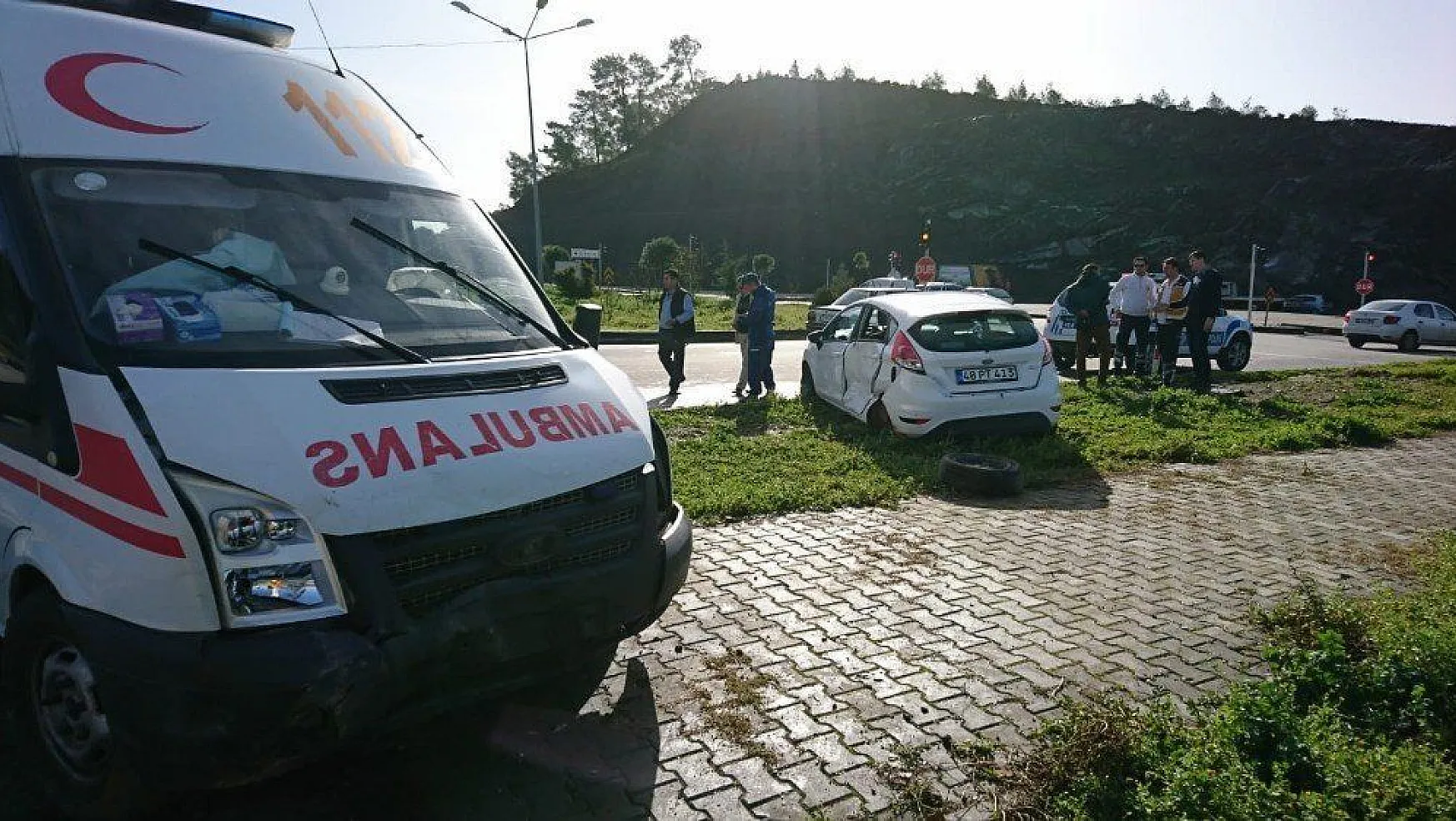 Vakaya giden 112 ambulansı kaza yaptı: 4 yaralı