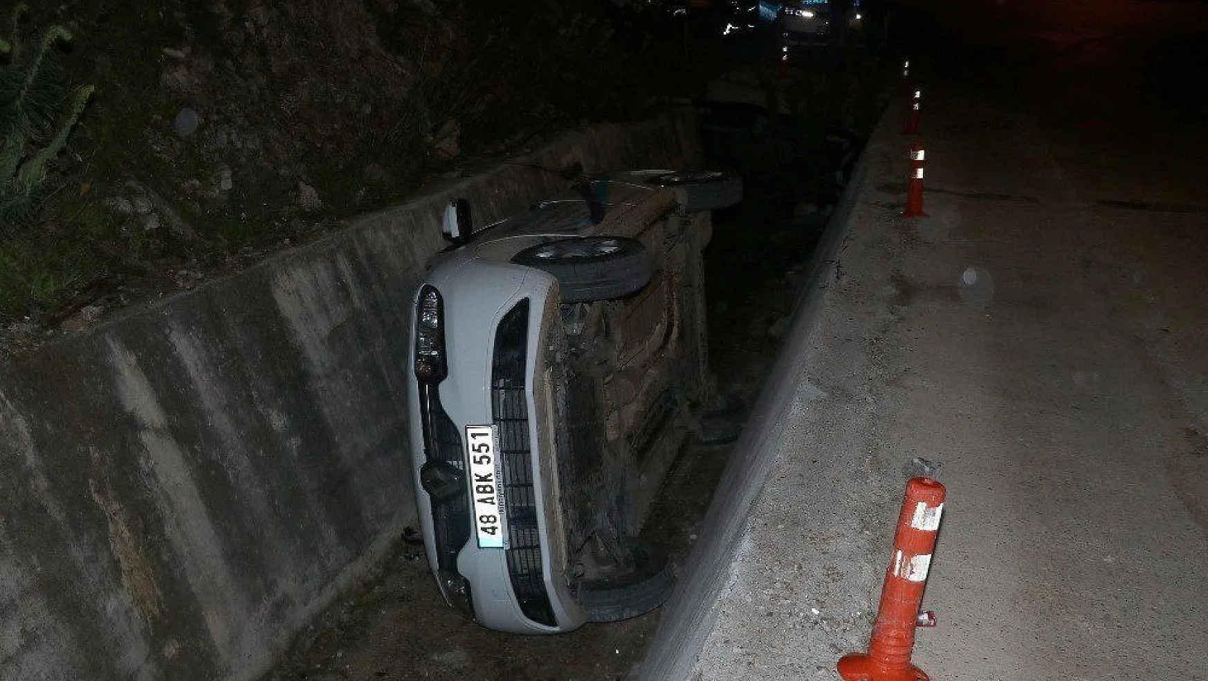 Fethiye'de otomobil kanala devrildi: 2 yaralı