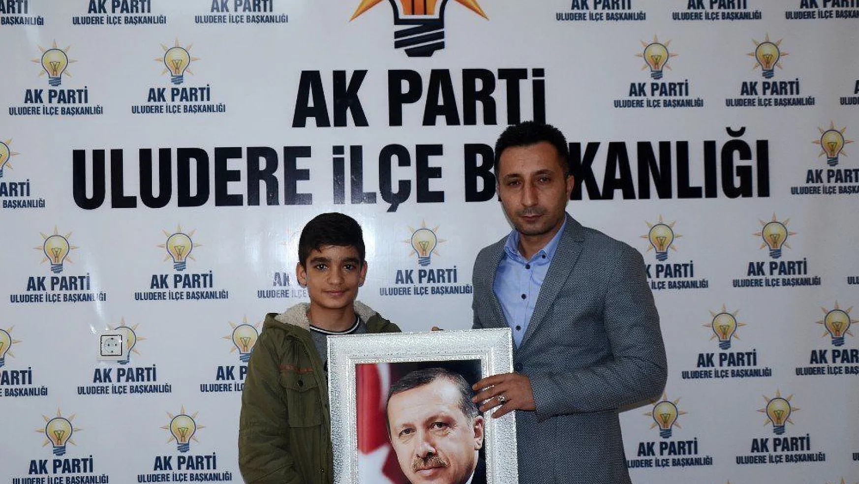 Cumhurbaşkanı Erdoğan'ın afişini temizleyen çocuk İHA'ya konuştu