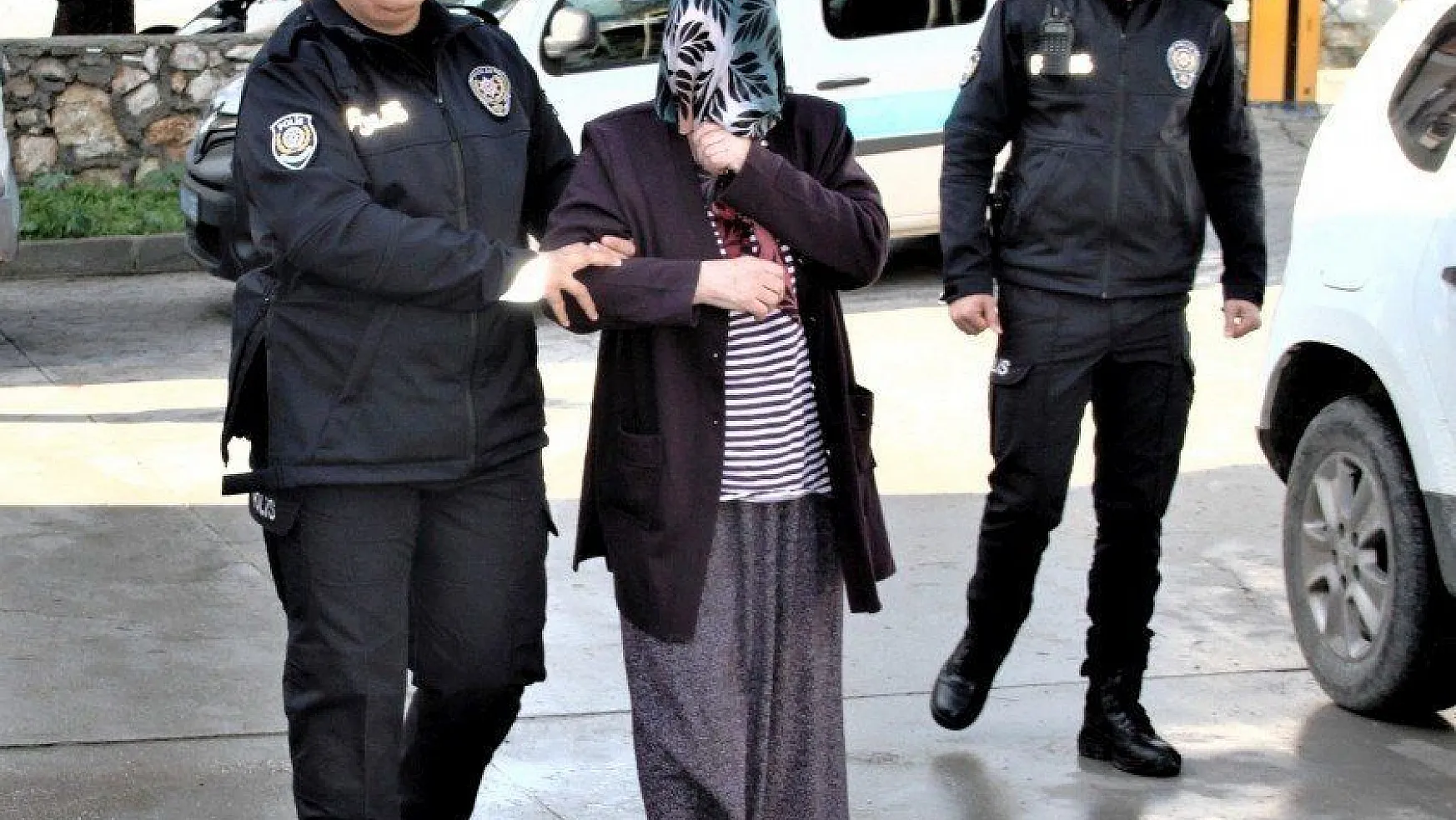 Küs rolüyle 2,5 milyonluk vurgun yapan 2 yaşlı kadın ve 3 şebeke üyesi tutuklandı