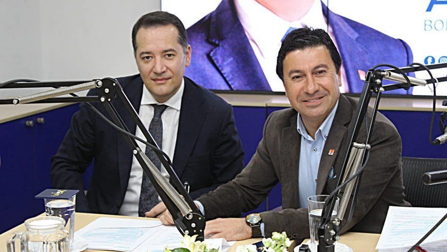 CHP adayı Aras, 'şeffaf' belediyecilik sözünün altına imza attı
