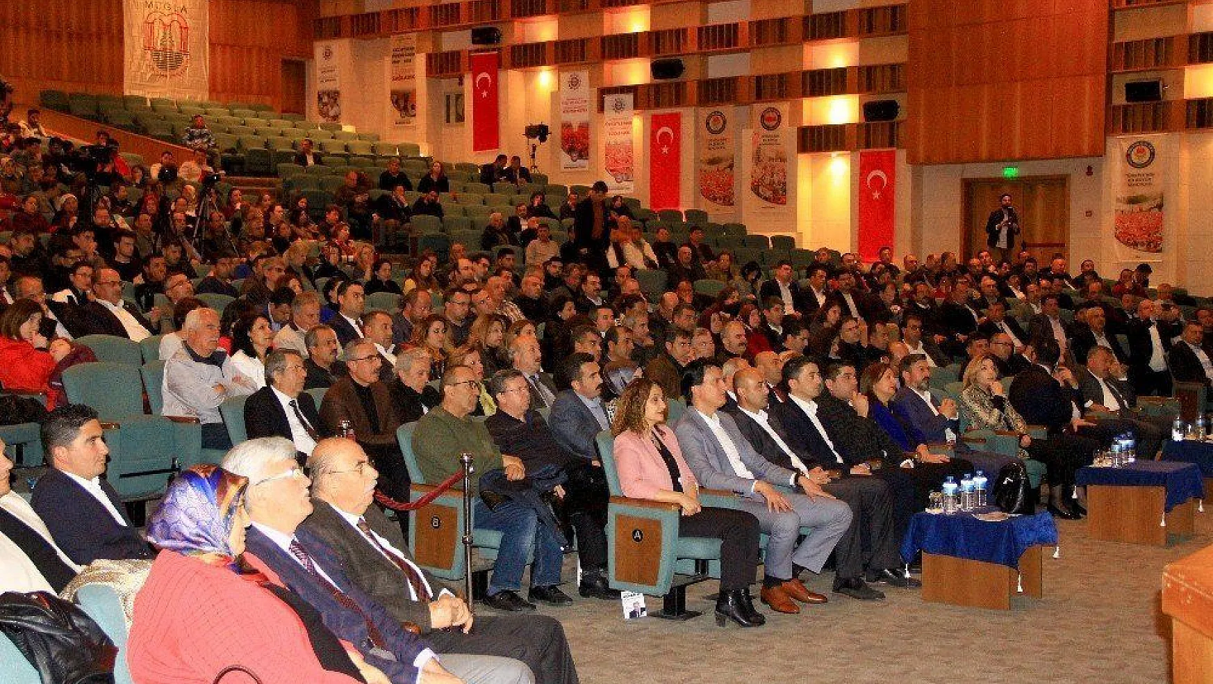 AK Parti Sözcüsü Ömer Çelik: 'Aşırı sağ Avrupa'yı kuşattı'
