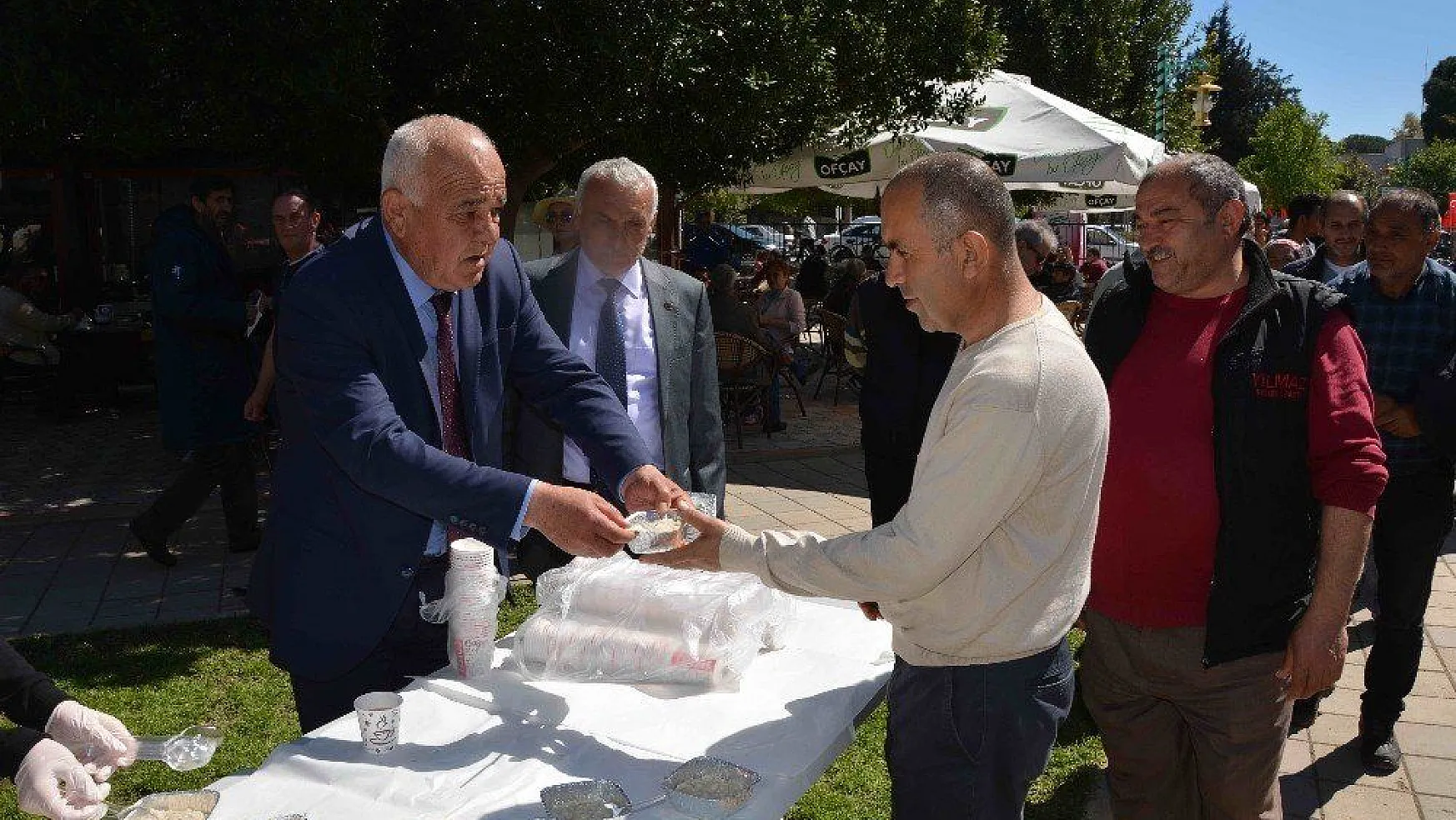 Başkan Karaçelik, vatandaşlara 'Asker aşı' ikram etti