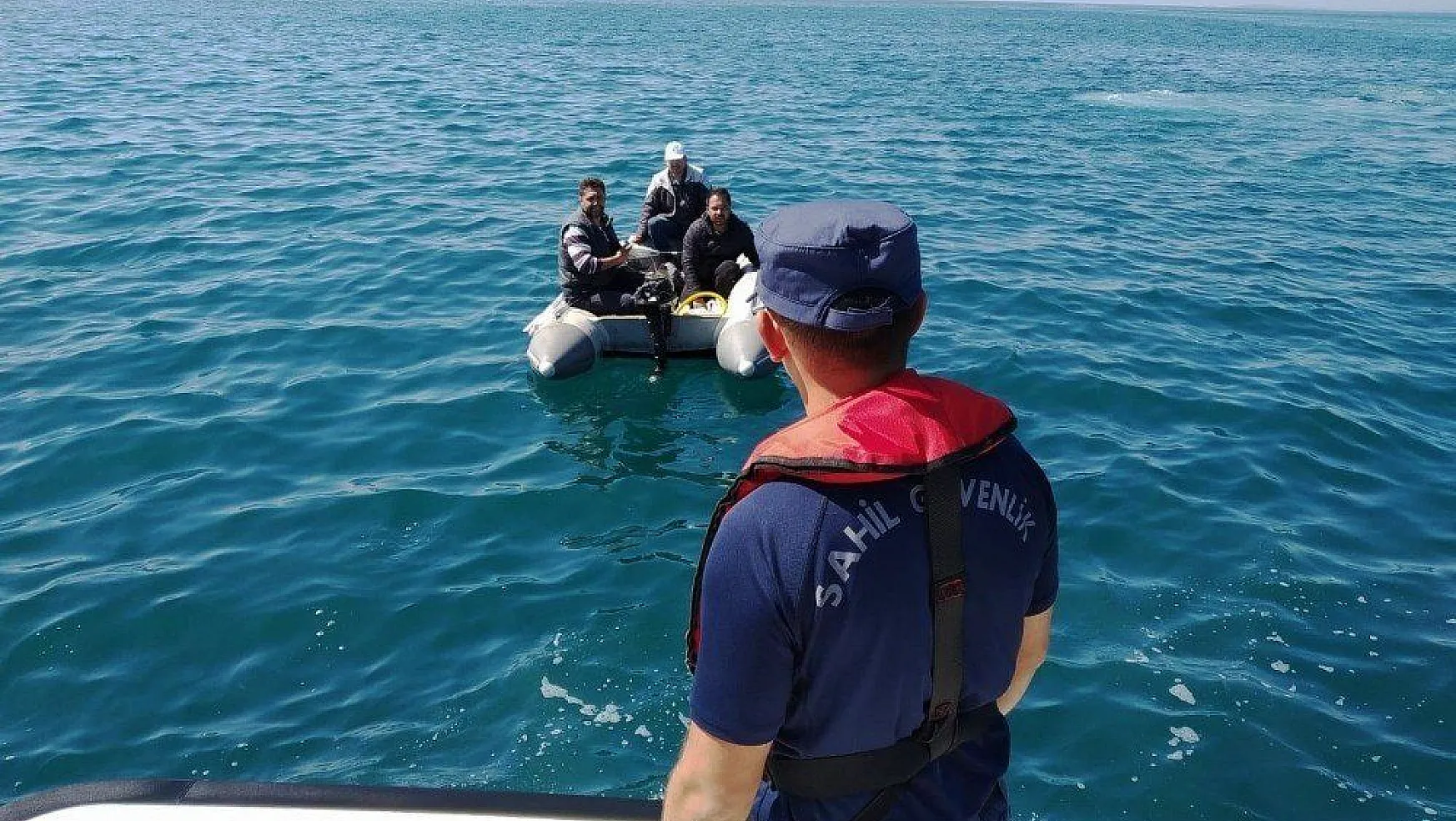 Denizde Botları arızalanan Türk'leri Sahil Güvenlik kurtardı