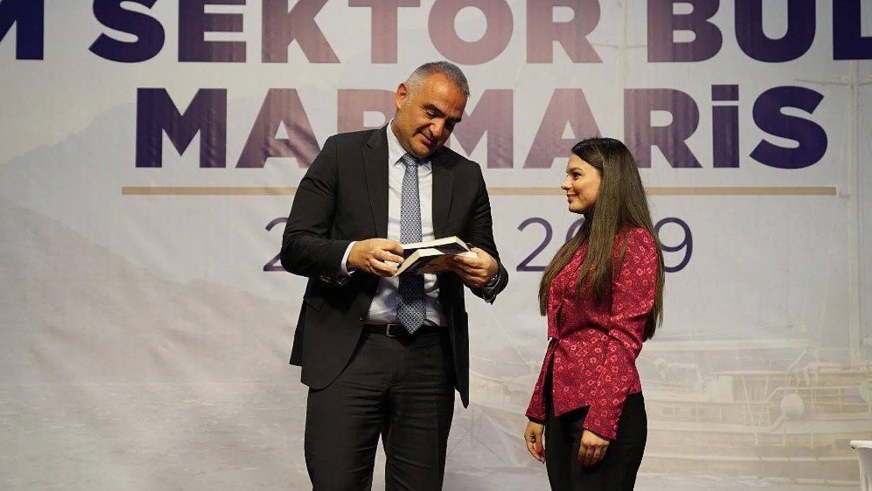 En genç roman yazarı Rana Demiriz Bakan Ersoy'a kitaplarını hediye etti