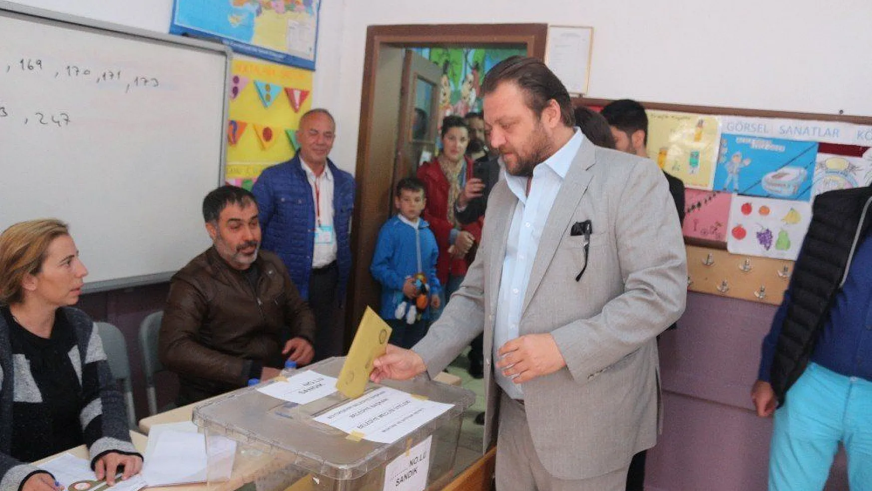 Marmaris'te adaylar oylarını kullandı