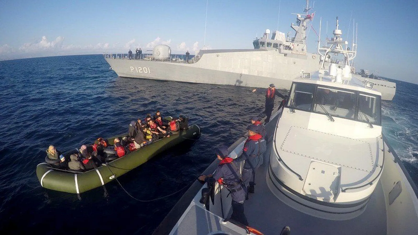 Şişme lastik botta 15'i çocuk 41 mülteci yakalandı
