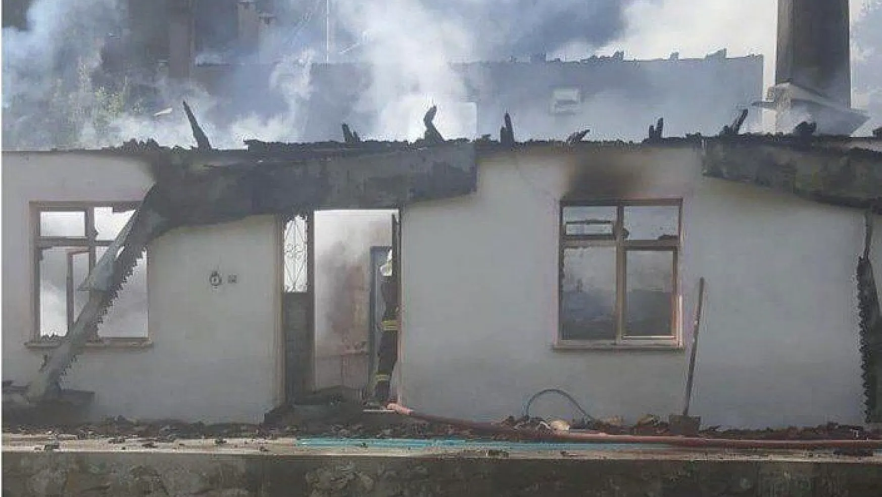 2 ev tamamen yandı
