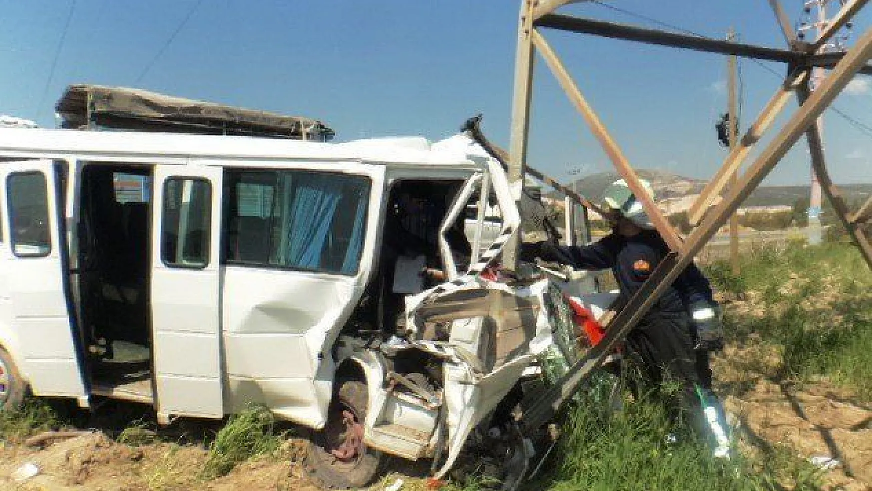 Yoldan çıkan minibüs yüksek gerilim direğine çarptı: 3 yaralı

