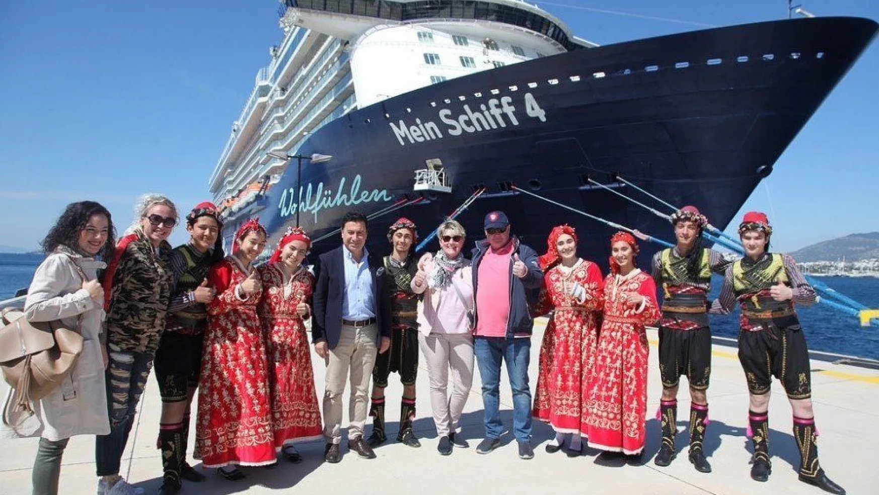Bodrum'da 13 katlı dev yolcu gemisine folklor ekibi ile karşılama