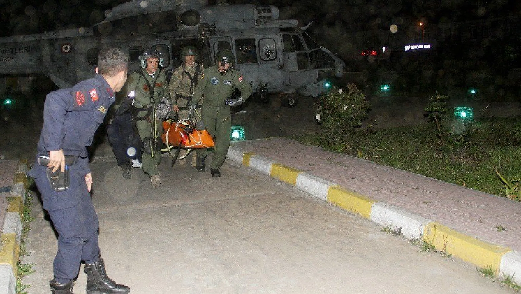 Paraşütle kayalıklara düşen genci askeri helikopter kurtardı
