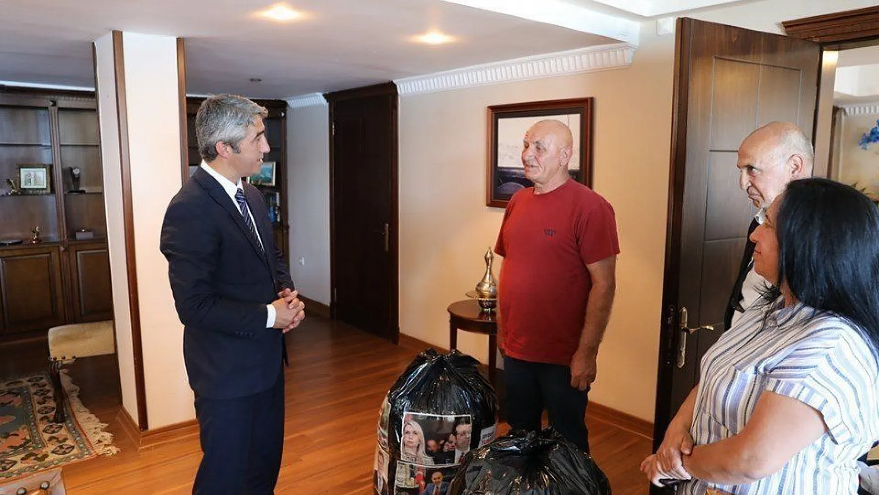 Marmaris'te çevreci aile, Belediye Başkanı Oktay'ın ziyaretine çöp torbalarıyla gitti