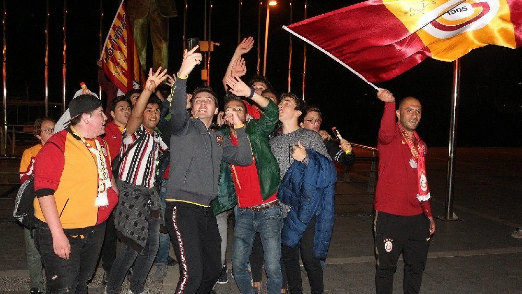Galatasaray'ın galibiyetini turistler de kutladı