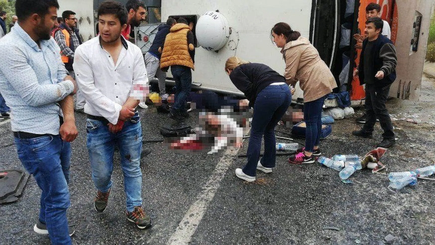 Milas'ta yolcu otobüsü devrildi, ölü ve yaralılar var
