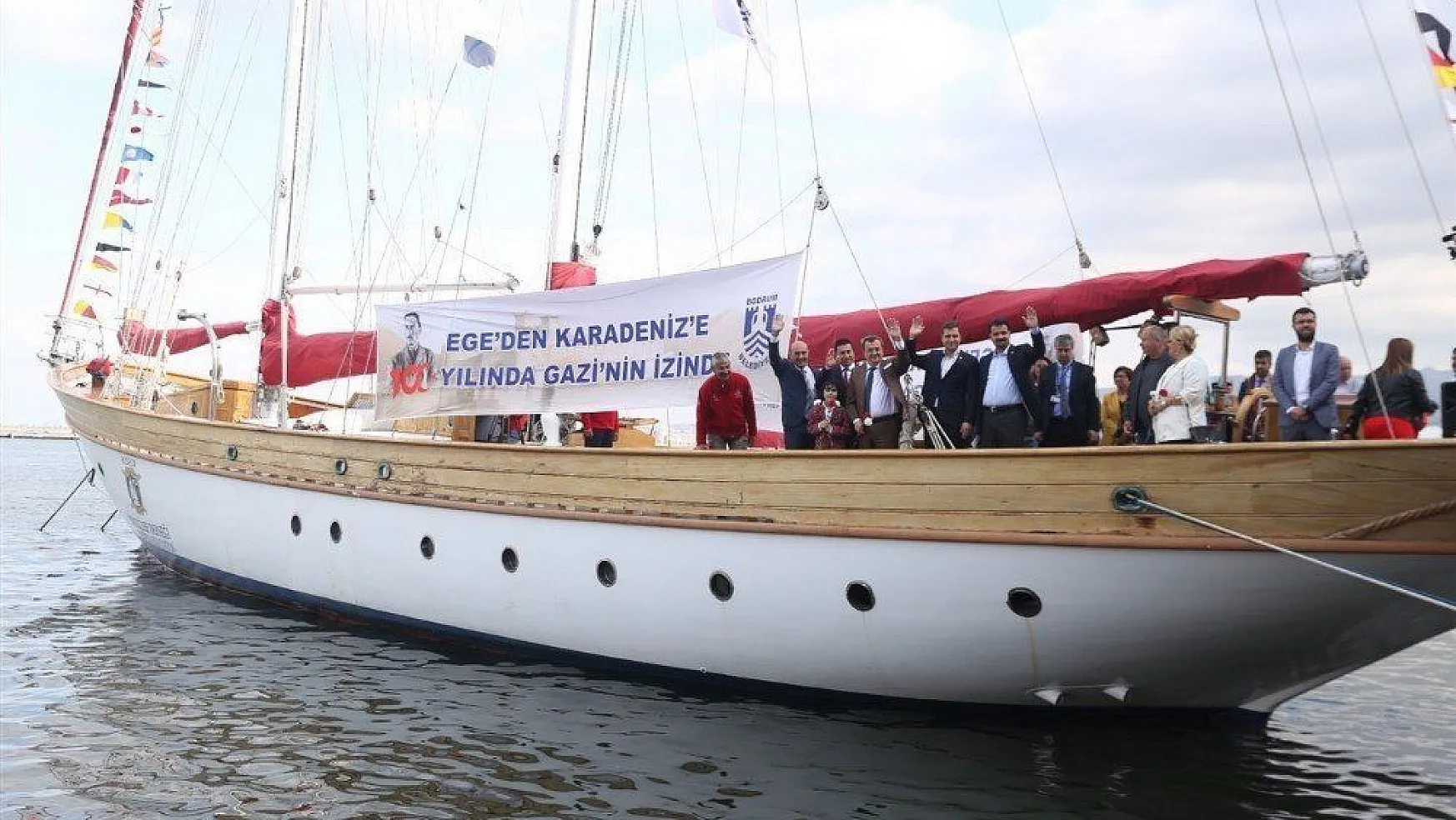 STS Bodrum okul gemisi İzmir Büyükşehir Belediye Başkanı Tunç Soyer'in de katılımıyla Çanakkale'ye uğurlandı