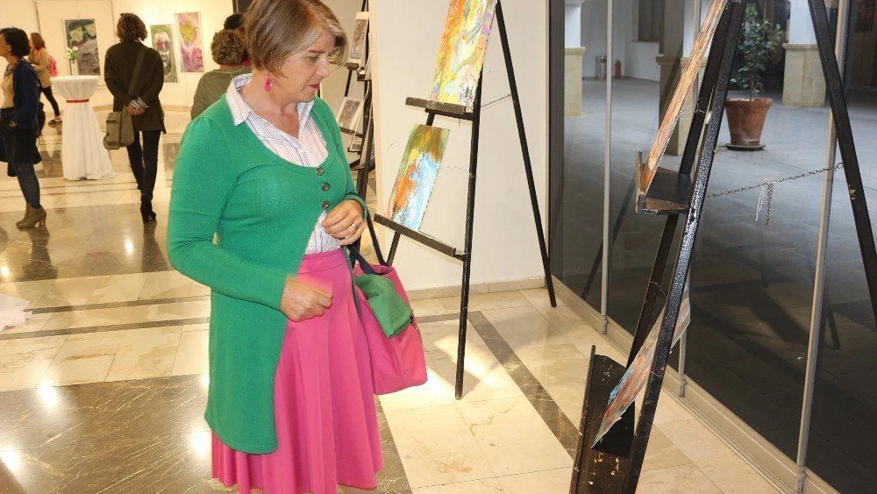'Altı Üstü Sanat' karma resim sergisi Marmaris'te açıldı