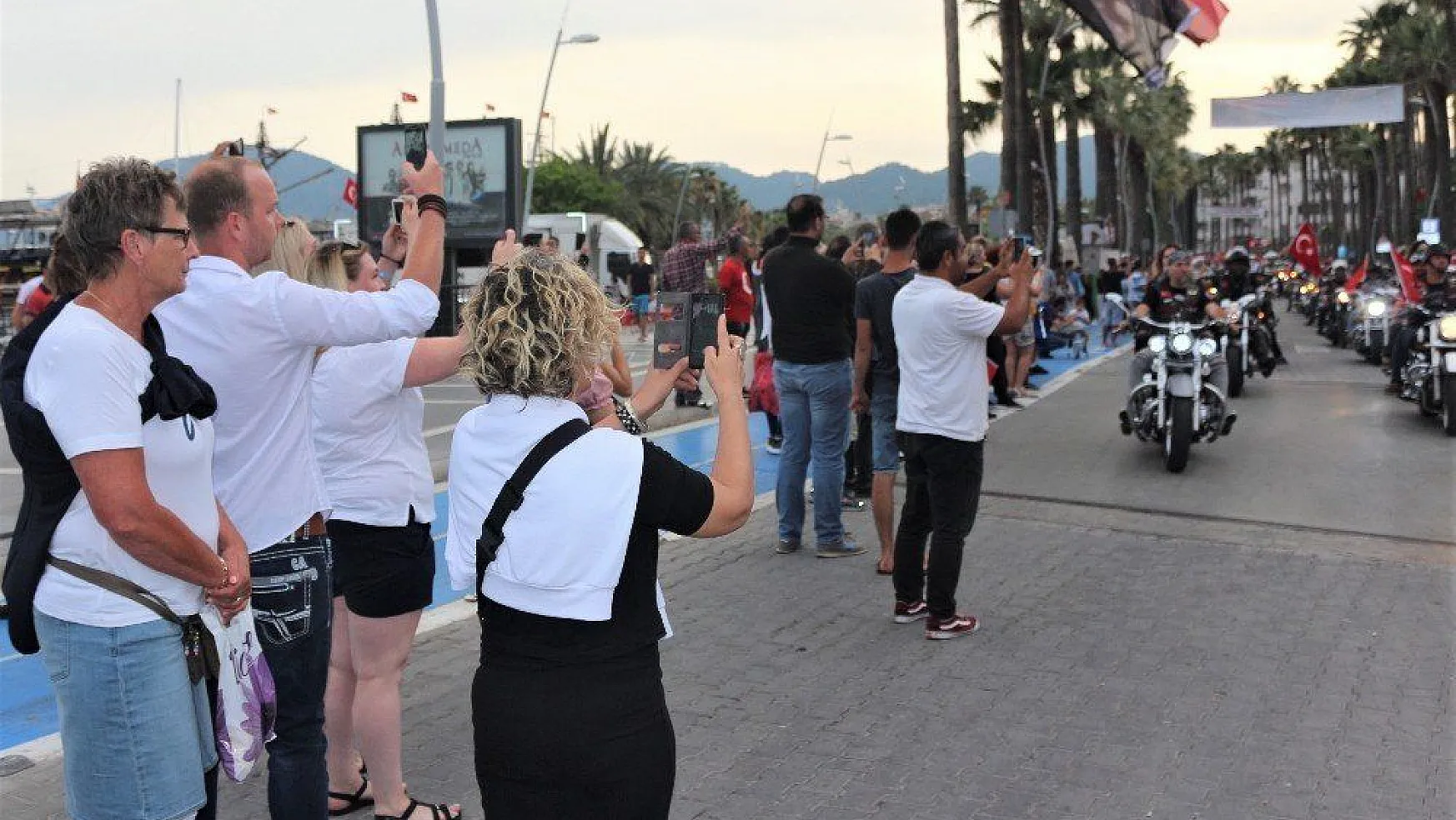 Marmaris'te yabancı turistler 'Fener Alayı'nı' fotoğraflamak için yarıştılar