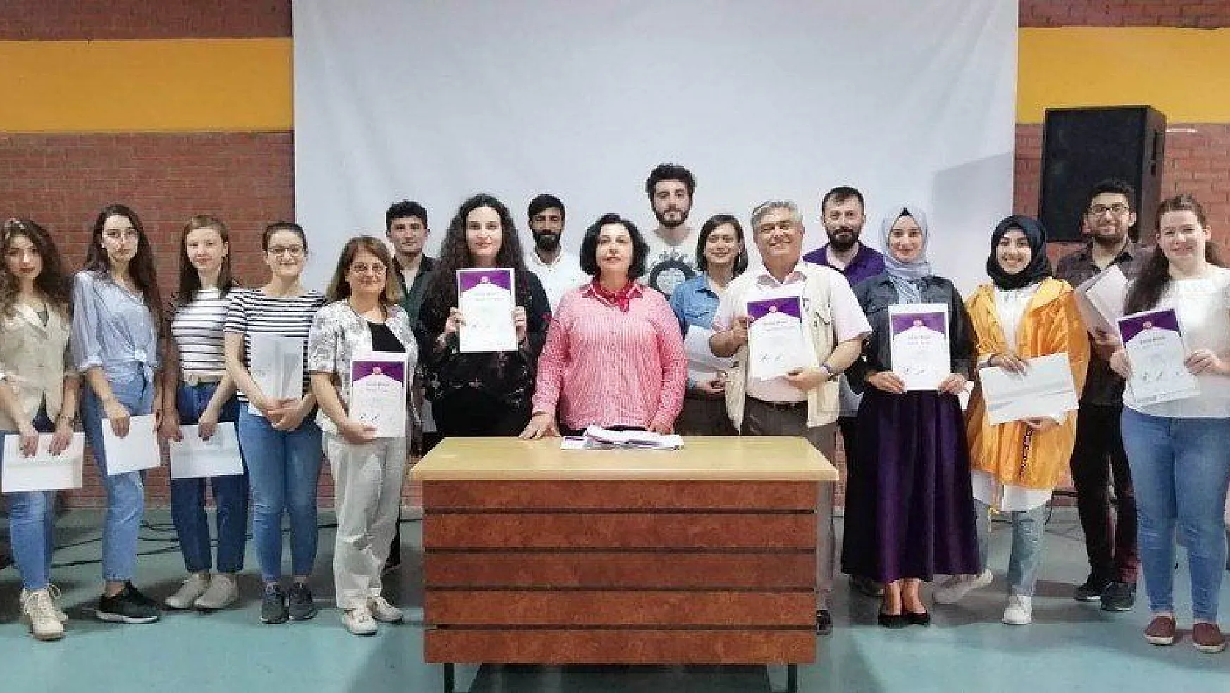 Metinbilim 'Etkin Yazarlık' Atölyesi' mezunlarına belge