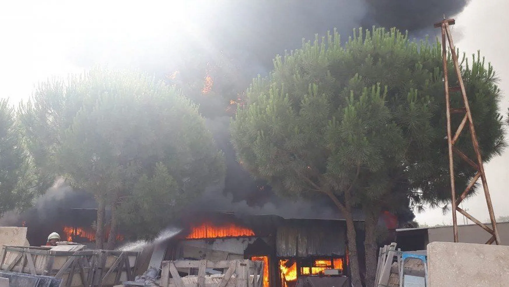 Bodrum'daki iş yeri yangınında alevler metrelerce yükseldi