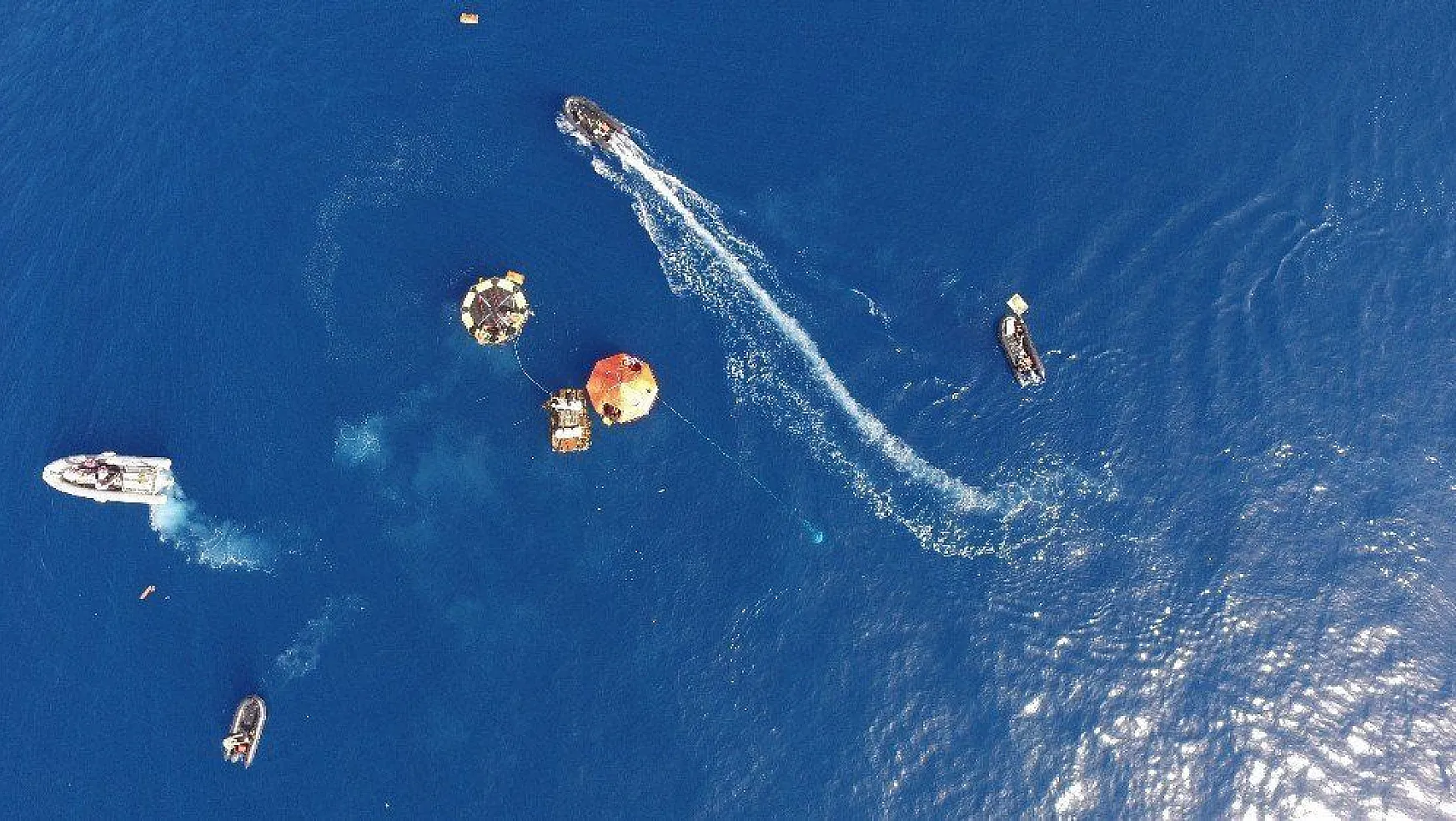 Denizaltından tahliye ve kurtarma tatbikatı havadan görüntülendi