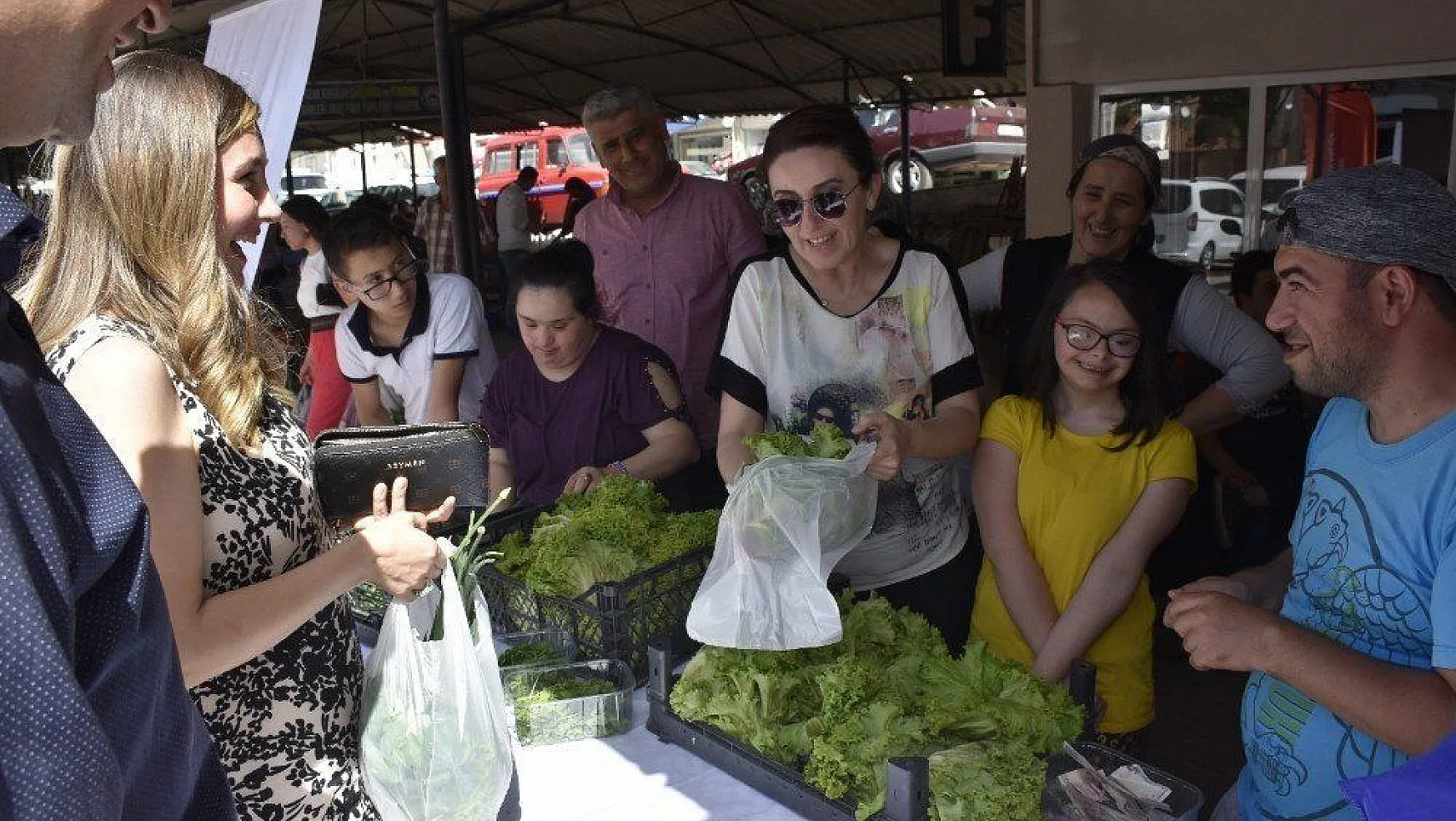 Engelli gençler yetiştirdikleri ürünleri hasat edip pazarda sattı