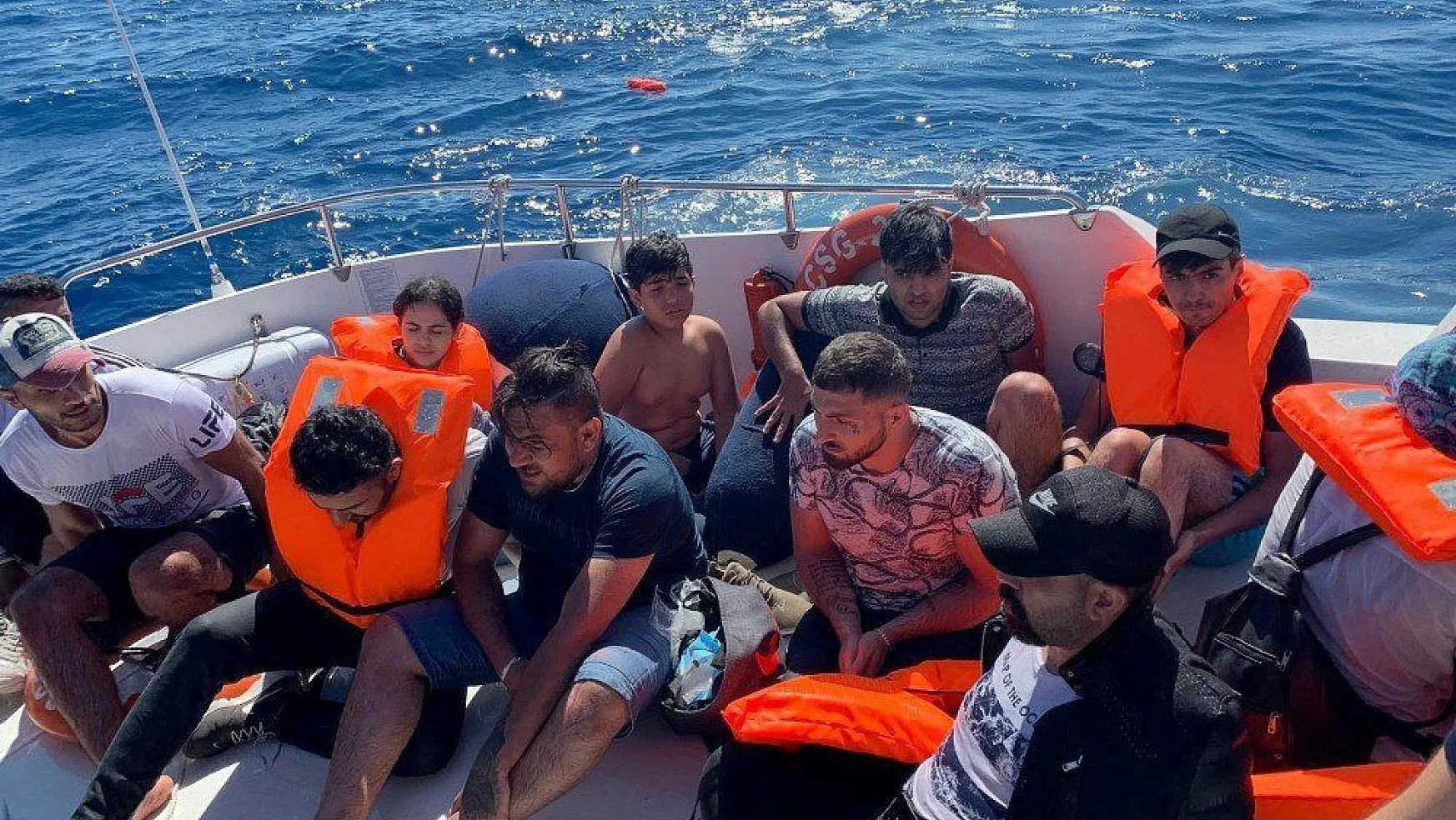 Ölümle burun buruna gelen kaçak göçmenleri sahil güvenlik kurtardı