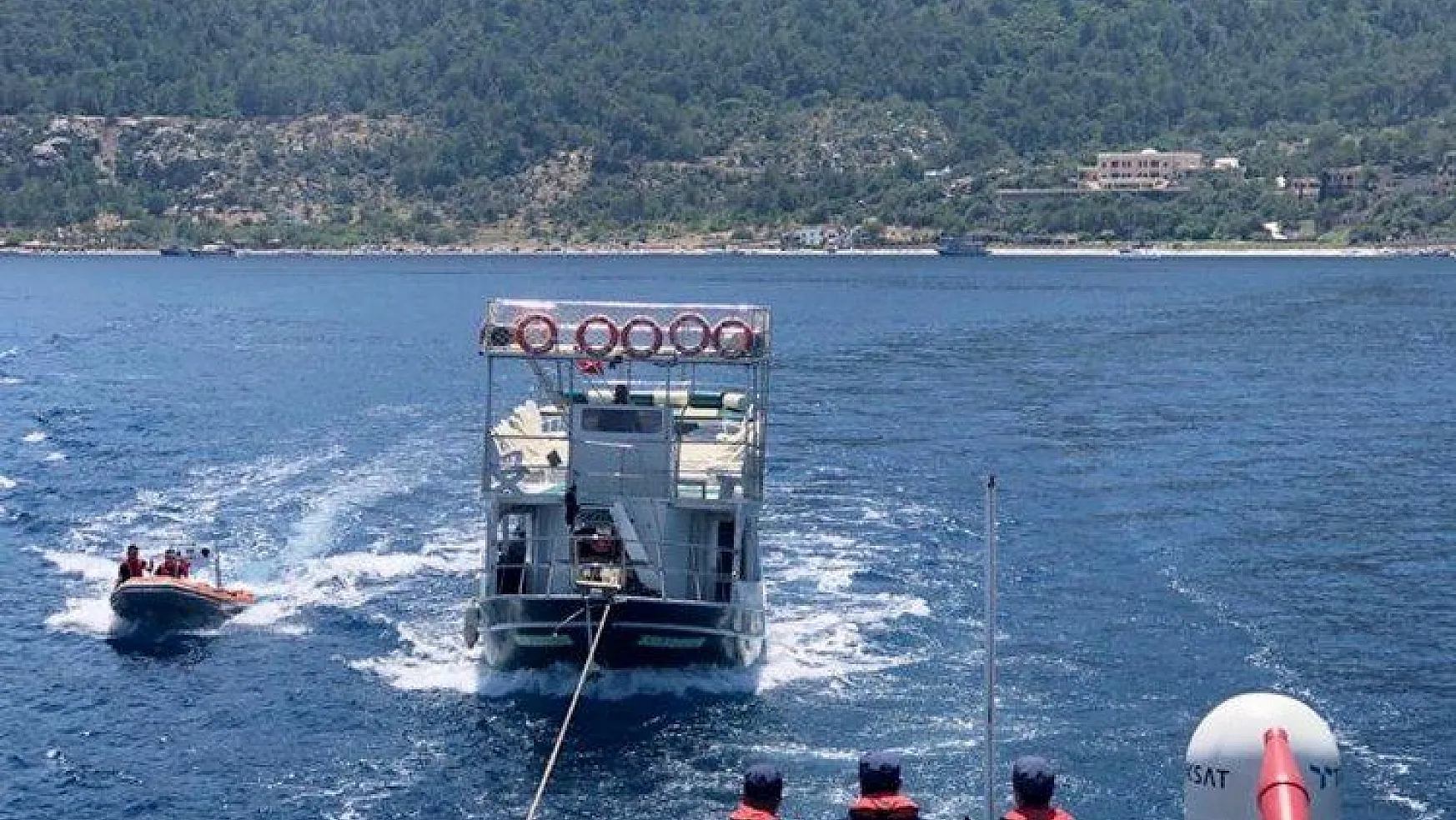 Su alan gezi teknesi yolcularını ve mürettebatını Sahil Güvenlik kurtardı